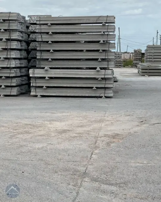 Gran stock de viguetas pretensadas de hormigón apiladas en playón.