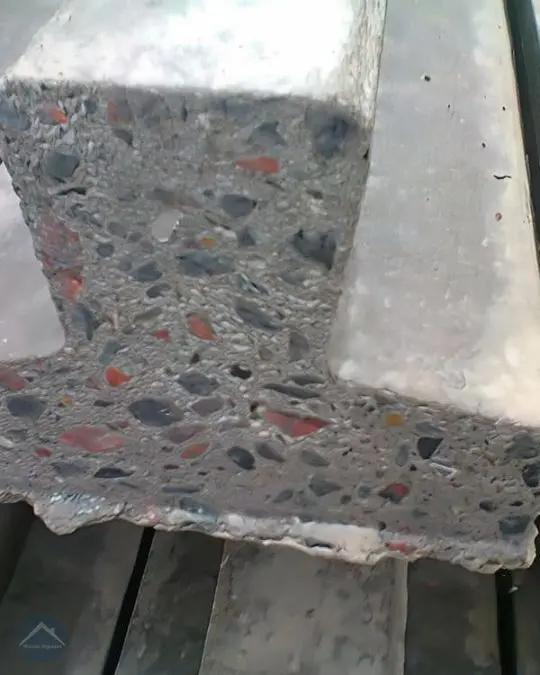 Primer plano de hormigón en vigueta, mostrando los agregados y textura.