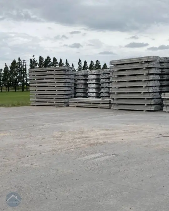 Viguetas pretensadas de hormigon para losas apilado en obra, listo para ser instalado.