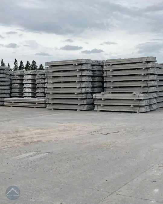 Viguetas pretensadas preparadas para llevar a una obra