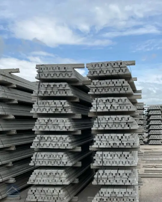 Viguetas pretensadas y malla de acero en obra de construcción.